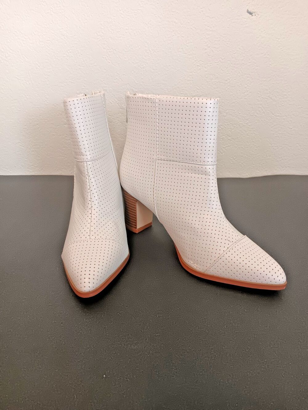 Midnight Velvet White Perforated Pointed Toe Ankle Boots Women’s 6.5M Block Heel